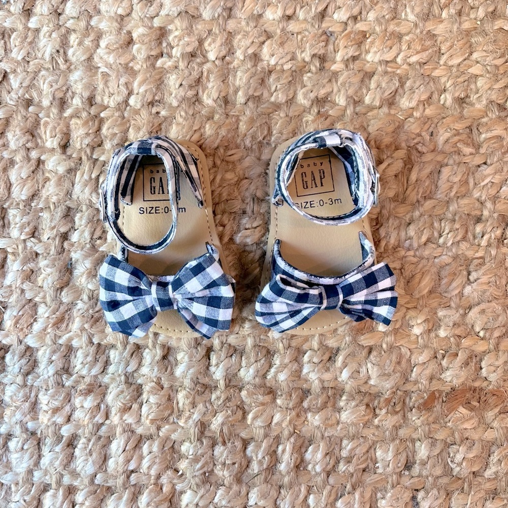 🔹 baby gap gingham sandals